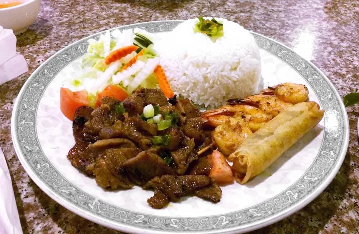 Cơm chả giò tôm thịt nướng